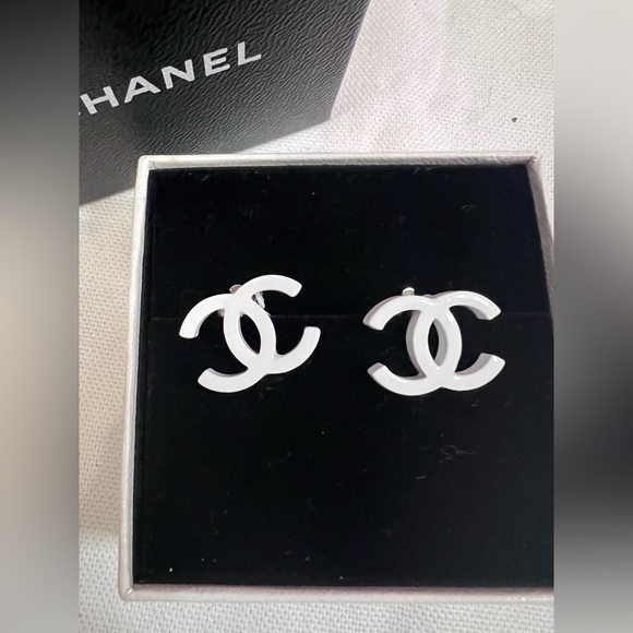 Authentic Preloved Vintage CHANEL Silver Plated CC Logos White Clip Earr… - Picture 2 of 8